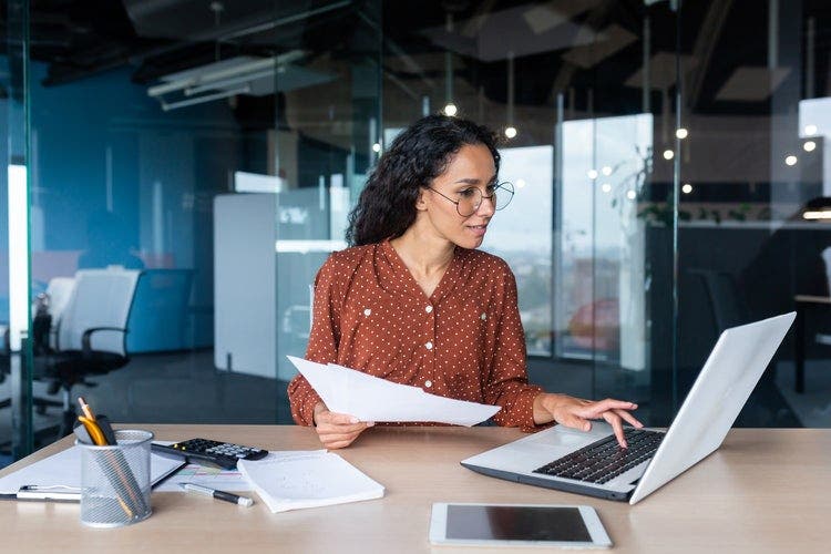 A woman uses Windows 10 on her laptop to share a PDF.