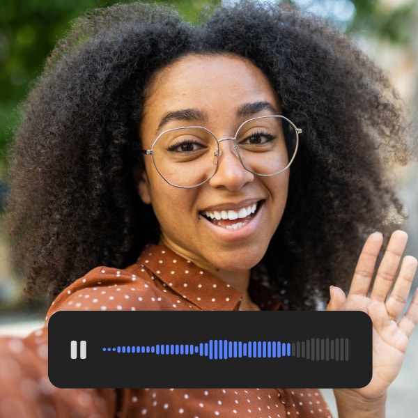 Una mujer joven hace gestos y habla a la cámara con una interfaz de audio visible en el tercio inferior de la imagen