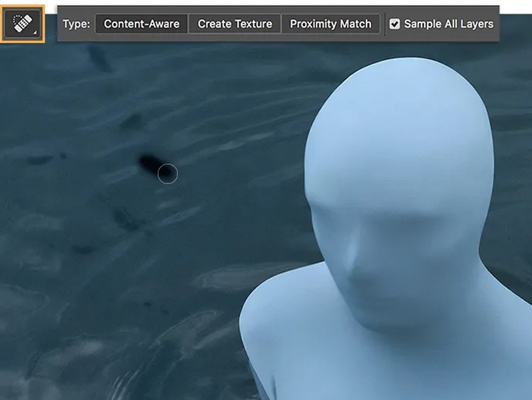 Aufnahme mit mittlerer Tiefe, die das weiße Mannequin mit einem schwarzen Ball im Hintergrund zeigt