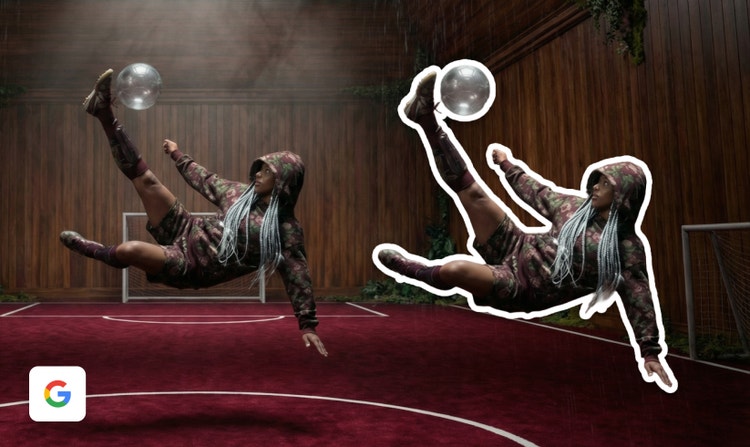 Image d’une femme tapant dans un ballon de football sur un terrain en intérieur détourée de l’arrière-plan et transformée en autocollant avec un contour blanc