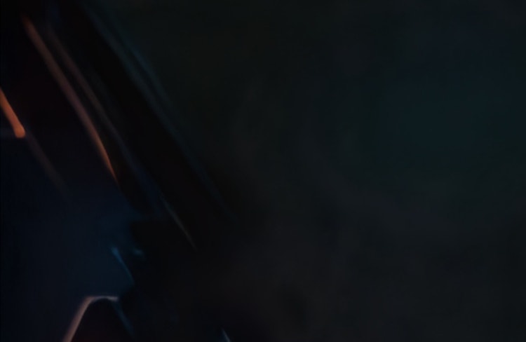 Mains tenant une manette de jeu vidéo, avec des formes d’onde audio en incrustation suggérant l’utilisation d’un générateur d’effets sonores pour créer des bruits de bouton