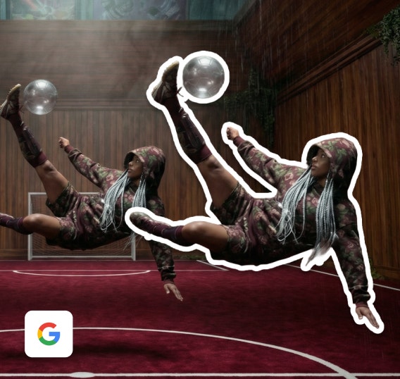 Een afbeelding van een vrouw die in een zaal tegen een voetbal schopt wordt van de achtergrond verwijderd en omgezet in een sticker met een witte omlijning.