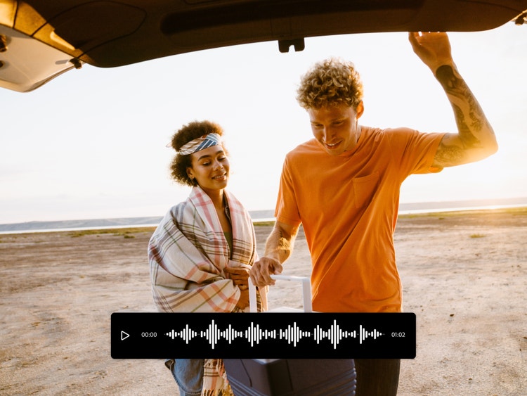 Een afbeelding van een stel dat een koelbox achter uit een auto haalt, met een overlay van de audiobalk van een AI-vertaler aan de onderkant.