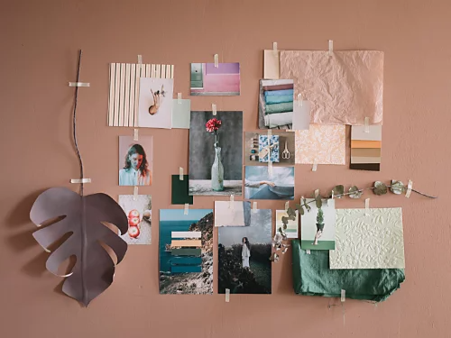 Een foto van een fysieke fotocollage gemaakt met fotoafdrukken en kleurstalen.