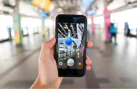 Човек, който играе игра с обогатена реалност на своя смартфон