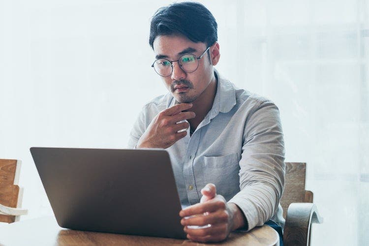 Um homem converte PDFs em texto simples usando um dispositivo Linux.