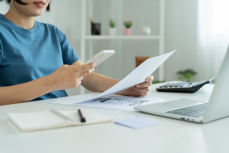 Uma mulher utiliza um dispositivo móvel para converter escrita à mão em texto digitado usando o OCR para PDF.
