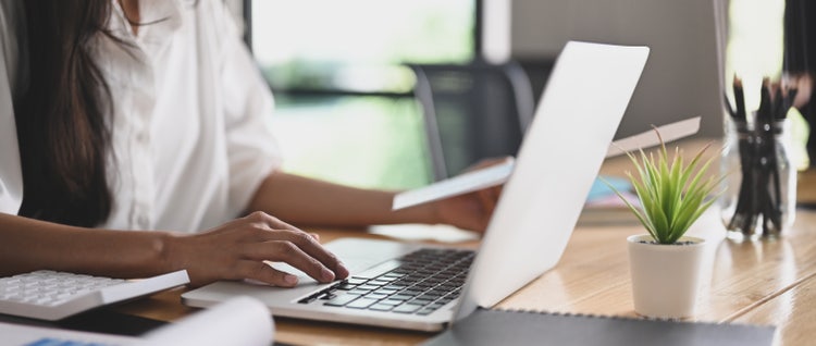 Um notebook branco sobre a mesa é usado para ler imagem com OCR.