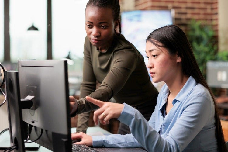 Duas pessoas exploram diferentes formas de compactar um PDF em um PC.