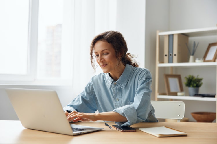 Uma mulher aprende a criar um modelo de carta de doação no Adobe Acrobat.