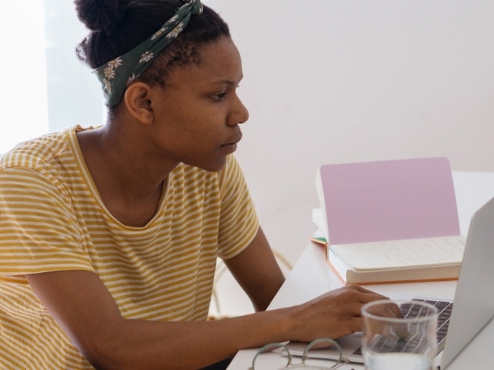 Pessoa adicionando links em um arquivo PDF