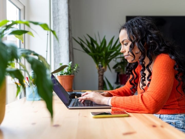 Uma foto de alguém elaborando sua declaração de tese para um importante ensaio futuro.