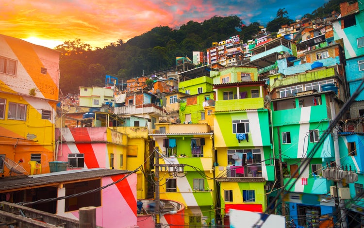 Favela do Rio, casas coloridas e pôr do sol