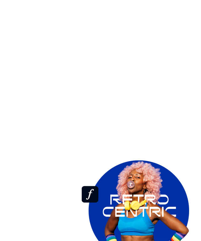 Mulher de cabelo rosa soprando bola de chiclete em fundo azul, Imagem