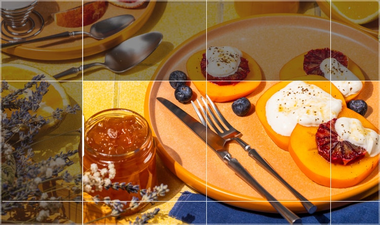 Uma foto de frutas e iogurte artisticamente dispostos é expandida perfeitamente no Firefly para mostrar mais itens na mesa.