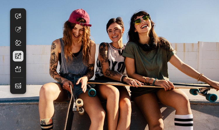 Três mulheres com tatuagens e skates sentadas em um muro com sobreposição do menu Ações rápidas do Firefly.