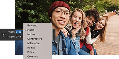Uma imagem de quatro pessoas sentadas lado a lado, olhando para a câmera, com a sobreposição do painel de unidade de medida de Redimensionar imagem do Adobe Photoshop