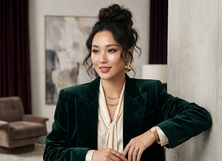 Portrait généré par l'IA d'une jeune femme avec un chignon approximatif et une tenue à la mode dans un intérieur élégant