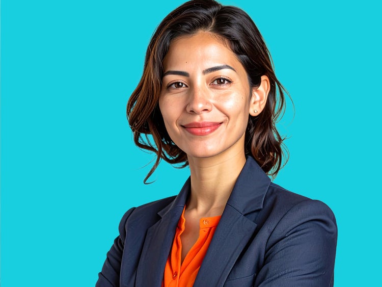 Portrait généré par l'IA d'une femme à l'allure professionnelle en veste de tailleur bleu marine et chemise orange