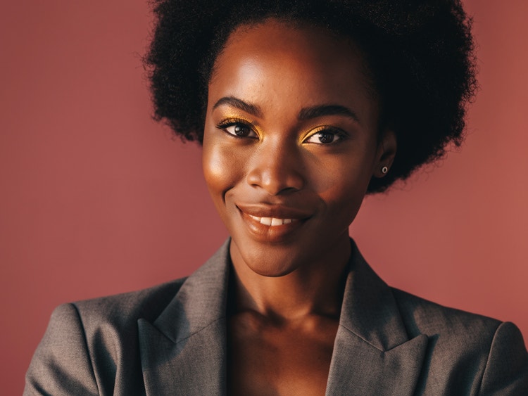 Portrait généré par l'IA d'une professionnelle portant une veste taupe