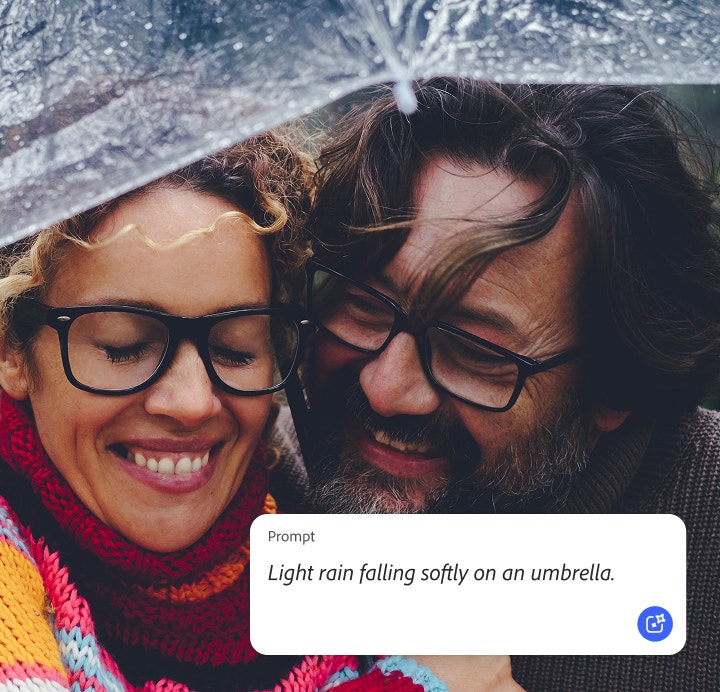 Photo de deux personnes souriantes sous un parapluie, avec incrustation d'un prompt utilisé pour créer un effet sonore de pluie au moyen du générateur par IA de Firefly
