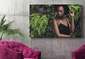 Image d'un salon avec une œuvre d'art accrochée au mur qui représente une personne debout dans un jardin