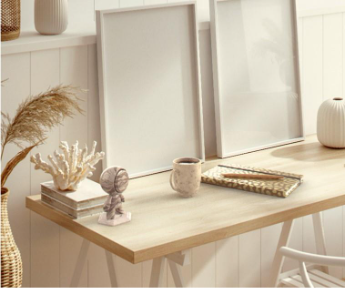 Bureau en bois encombré d'objets