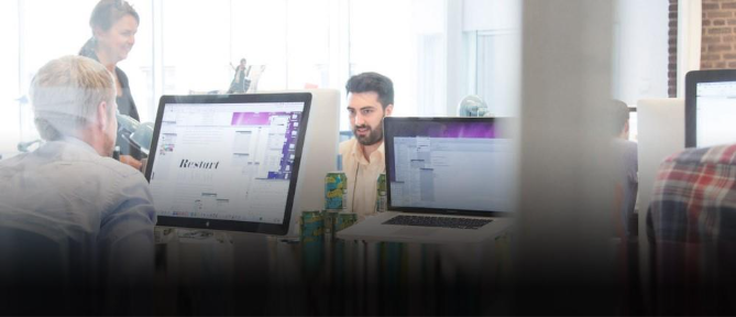 Billede fokuseret på en medarbejder på et kontor.