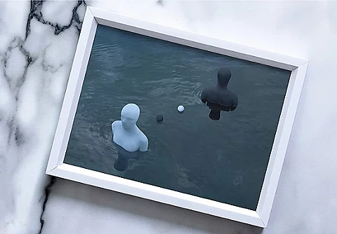 Ein Bild von Schaufensterpuppen, die bis zur Brust im Wasser stehen.