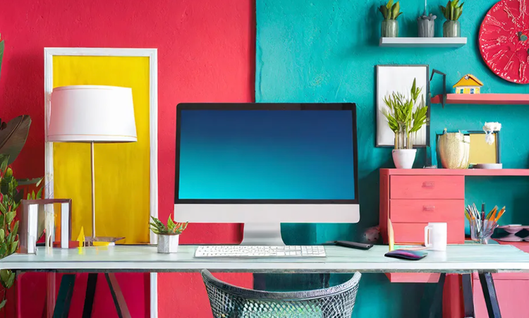 Exemple d’œuvre d’art générée par l’IA à partir d’un prompt, illustrant un bureau au style moderne et coloré avec des murs de couleur rose et turquoise