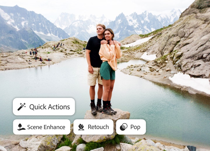 Couple prenant la pose au bord d’un lac de montagne