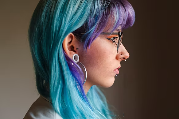 Portrait de profil d’une personne dont la mèche de cheveux sur le visage a été supprimée à l’aide de l’outil Pinceau