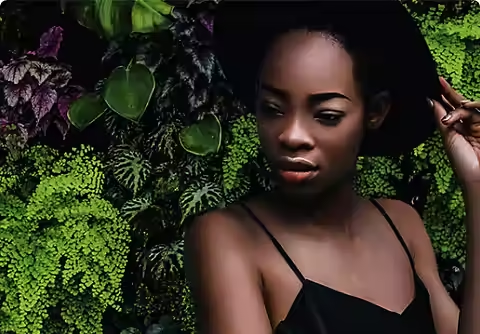 Photo d’une personne sur un fond de verdure