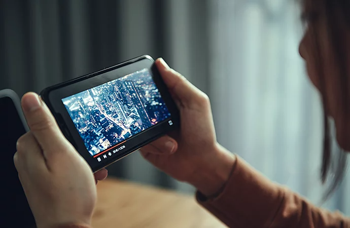 Una persona che guarda un video con risoluzione 8K in streaming