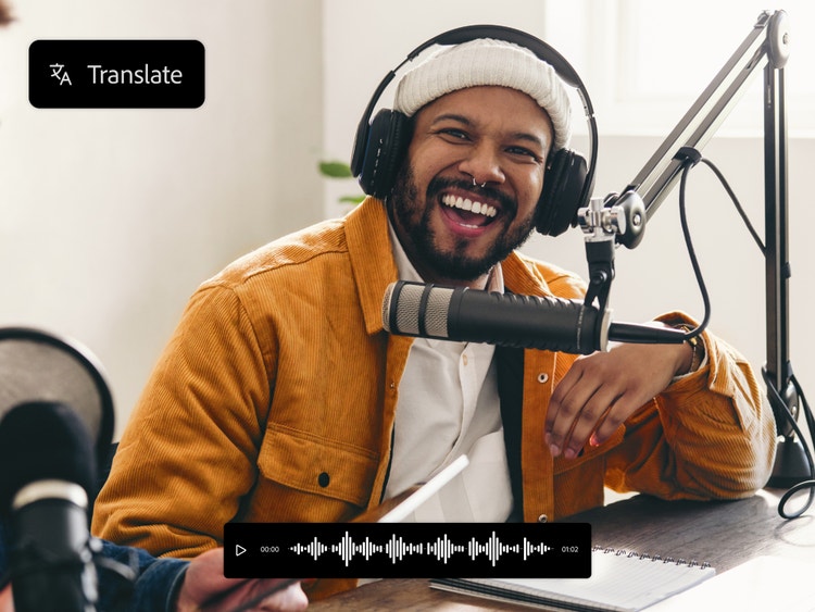 Un uomo sorridente con le cuffie davanti a un microfono con la barra di traduzione audio dall'inglese allo spagnolo in sovrimpressione.