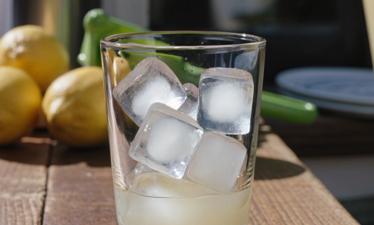 https://main--da-cc--adobecom.aem.page/cc-shared/assets/products/firefly/partner-models/kling-ai/media_102d98c4f1e698888bc1c4d172b7b33210f6c293a.mp4#_autoplay | limonata versata in un bicchiere trasparente pieno di ghiaccio in una calda giornata estiva presso un chiosco