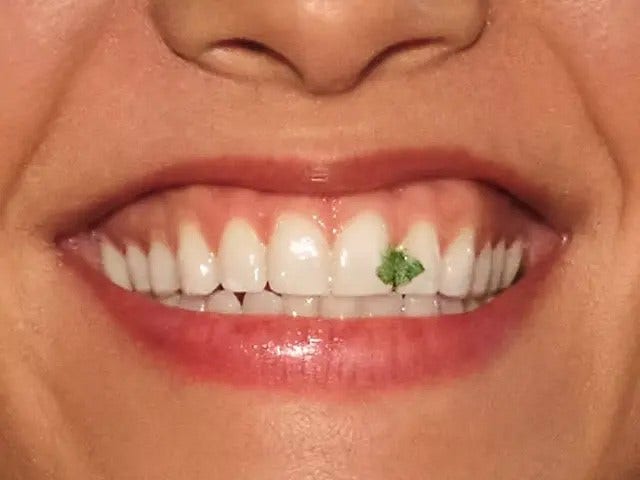 Una donna sorride con qualcosa incastrato tra i denti., Picture