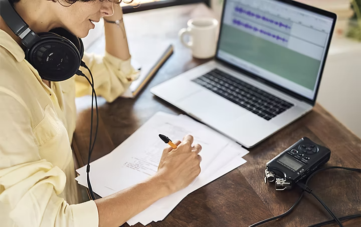 Звукорежиссер просматривает сценарий за столом во время создания фильма