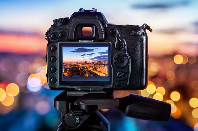 Macrofoto met focus op stadsbeeld bij zonsondergang in een optische zoeker