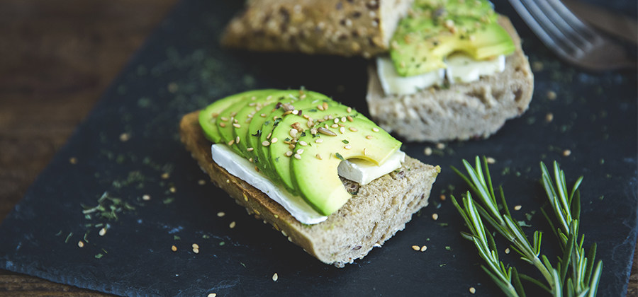 Verrukkelijke afbeelding van opengesneden stokbrood met avocado en roomkaas