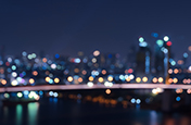 Zdjęcie panoramy miasta w nocy z efektem bokeh