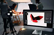 Foto de um par de saltos vermelhos exibidos em um programa de edição de fotos