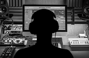 Producent muzyki używa korektora graficznego do precyzyjnego dostrojenia dźwięku.