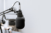 Microfone boom em um estúdio de podcast.