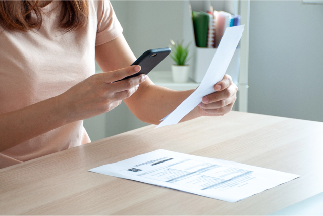 Wie diese Frau kannst du Dokumente mit deinem iPhone scannen und als PDF-Datei speichern.