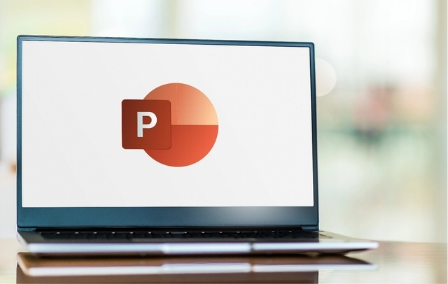 Grafik: Laptop auf einem Tisch zeigt eine PPTX-Datei, die gerade geöffnet wird.