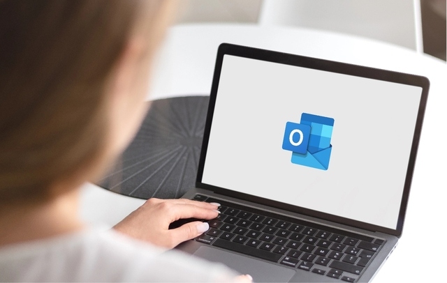 Grafik: Frau sitzt vor Laptop und öffnet Outlook-Programm.
