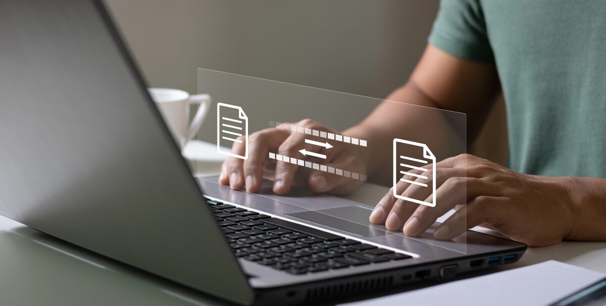 Illustration zeigt, wie eine Person Dokumente digital archiviert.