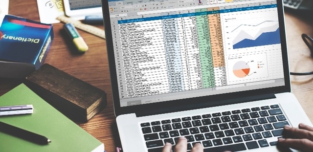 La imagen muestra a una persona editando un archivo ODS.