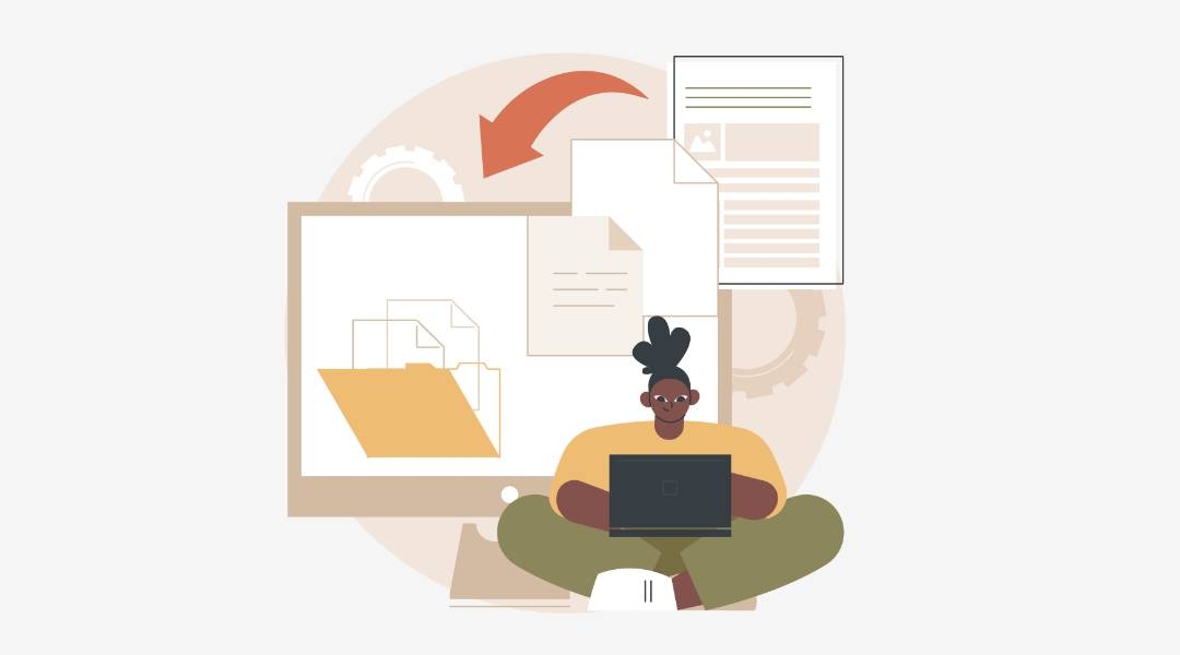 Eine Frau sitzt vor einem Laptop und arbeitet mit Dokumenten, die vorher digitalisiert wurden. 